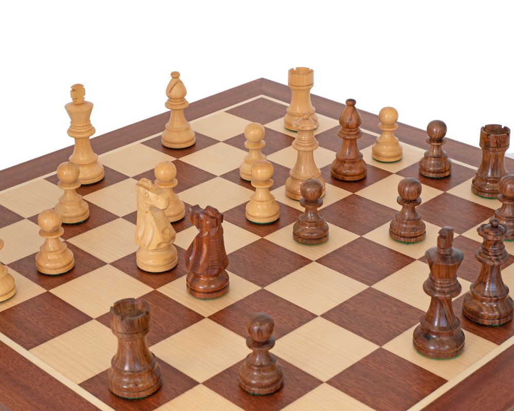 Ensemble French Knight Echiquier en Bois d'Acajou et Erable, Jeu d'Echecs en Bois de Rose Doré et Buis & Coffret de Rangement en Bois de Bouleau