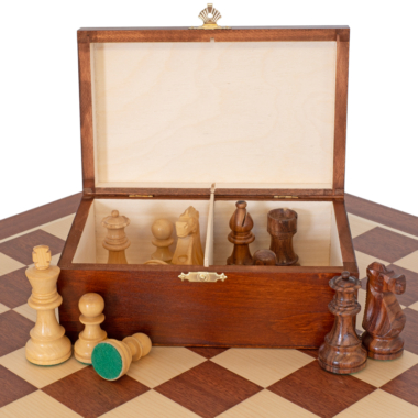 Ensemble French Knight Echiquier en Bois d'Acajou et Erable, Jeu d'Echecs en Bois de Rose Doré et Buis & Coffret de Rangement en Bois de Bouleau