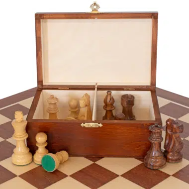 Coffret de rangement en bouleau ouvert avec compartiments et pièces d'échecs