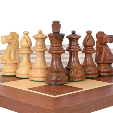 Pièces French Knight en bois de rose doré et buis sur échiquier en acajou et érable
