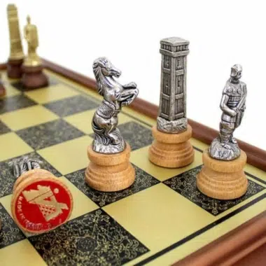 Alternative view of Ensemble Romains vs Barbares II Echiquier sur Pied  en Bois Massif Effet Laiton & Jeu d'Echecs en Métal et Bois Massif