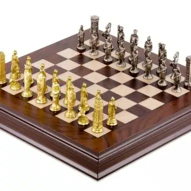 Ensemble Romains vs Barbares III Echiquier en Bois de Noyer et d'Erable & Jeu d'Echecs en Métal Massif