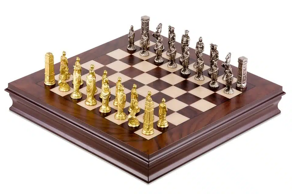 Ensemble Romains vs Barbares III  Echiquier en Bois de Noyer et d'Erable & Jeu d'Echecs  en Métal Massif