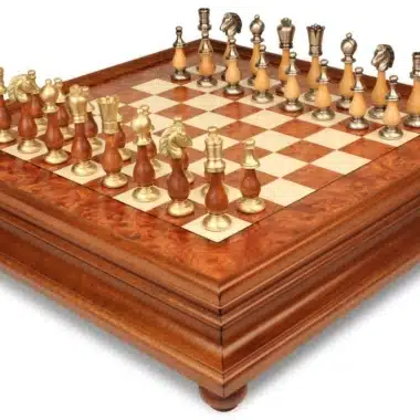 Alternative view of Ensemble Oriental Orme Echiquier sur Pied en Bois d'Orme avec Tiroir de Rangement & Jeu d'Echecs en Bois et Laiton Massif