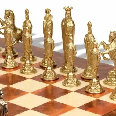 Alternative view of Ensemble Florentine Renaissance Echiquier en Bois d'Orme et de Bruyère & Jeu d'Echecs en Métal