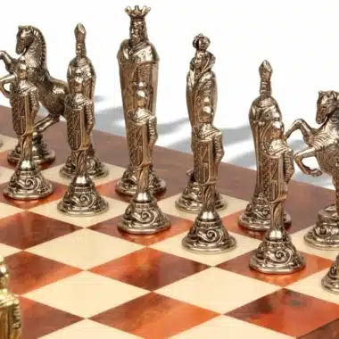 Pièces argentées Florentine Renaissance, détail des rois, tours et cavaliers sur l'échiquier
