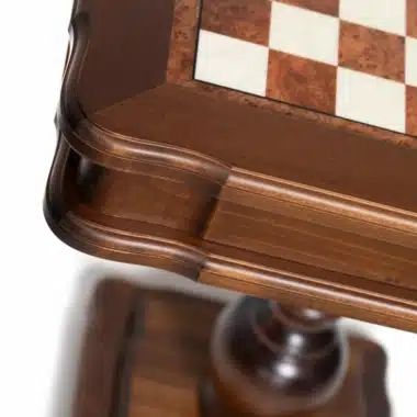 Détail du coin sculpté de la table d'échecs et du pied en bois tourné