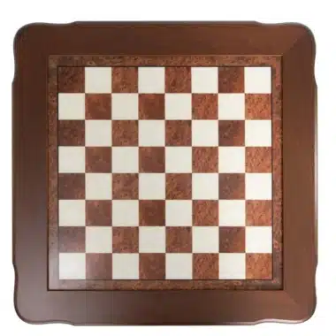 Échiquier en marqueterie encadré de bois, vue d'ensemble depuis le dessus