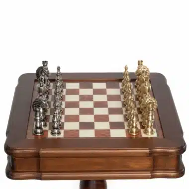 Pièces dorées et argentées face à face sur l'échiquier en marqueterie de bois