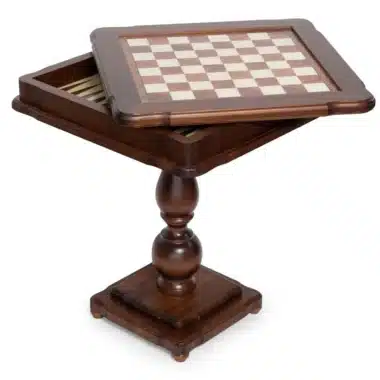 Table d'échecs sur pied central, plateau ouvert laissant voir le rangement