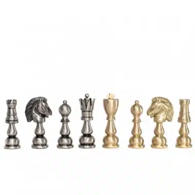 Pièces d'échecs géantes en laiton doré et argenté alignées