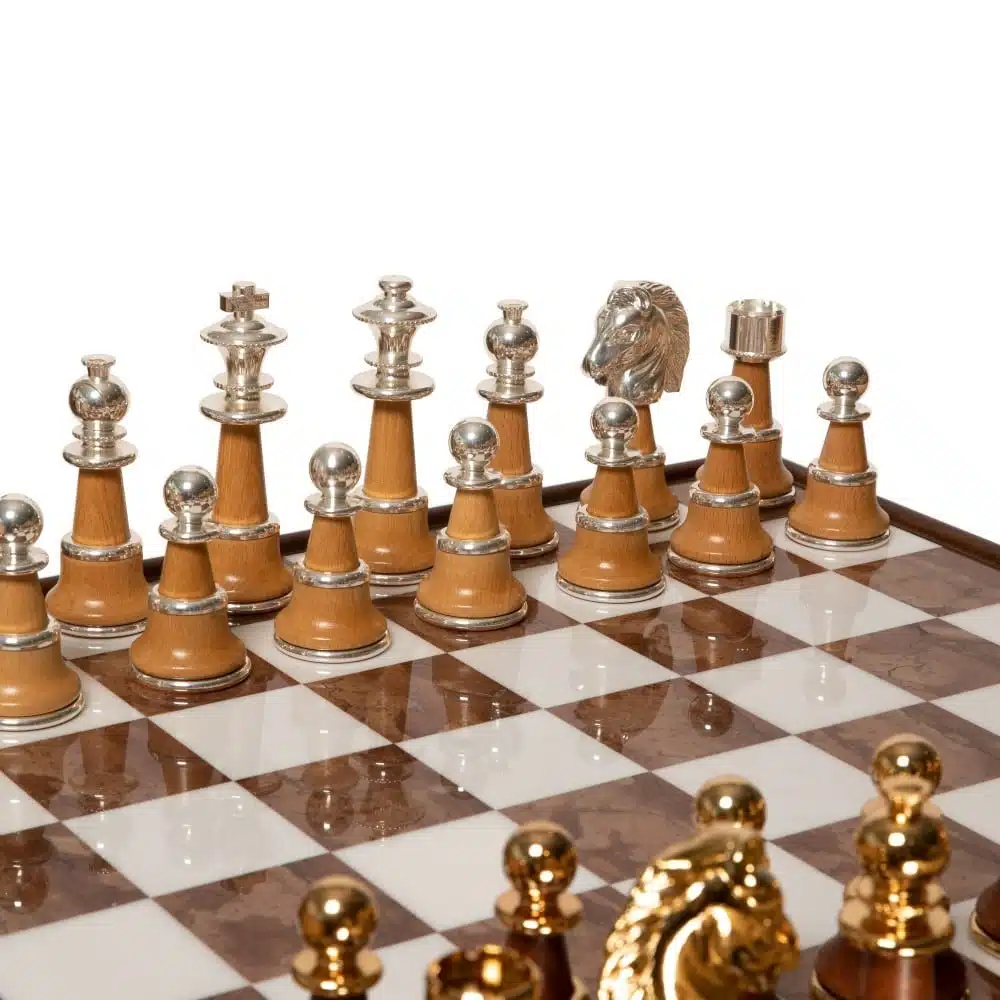 Ensemble Staunton Haut de Gamme Table et Jeu d'Echecs en Bois d'Hêtre et Marbre de Carrare et Albâtre & Bois et Laiton Massif Plaqué Or et Argent – Image 5