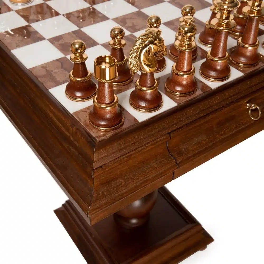 Ensemble Staunton Haut de Gamme Table et Jeu d'Echecs en Bois d'Hêtre et Marbre de Carrare et Albâtre & Bois et Laiton Massif Plaqué Or et Argent – Image 8