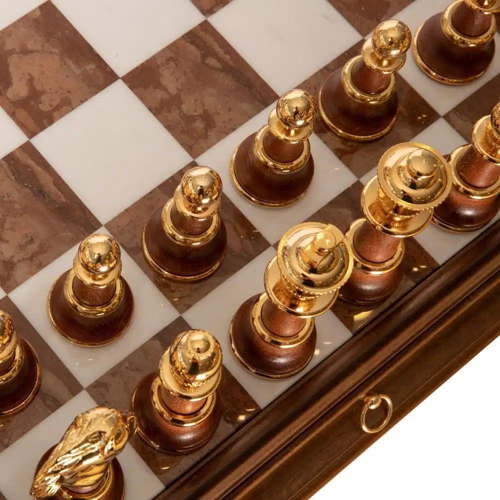 Ensemble Staunton Haut de Gamme Table et Jeu d'Echecs en Bois d'Hêtre et Marbre de Carrare et Albâtre & Bois et Laiton Massif Plaqué Or et Argent – Image 6