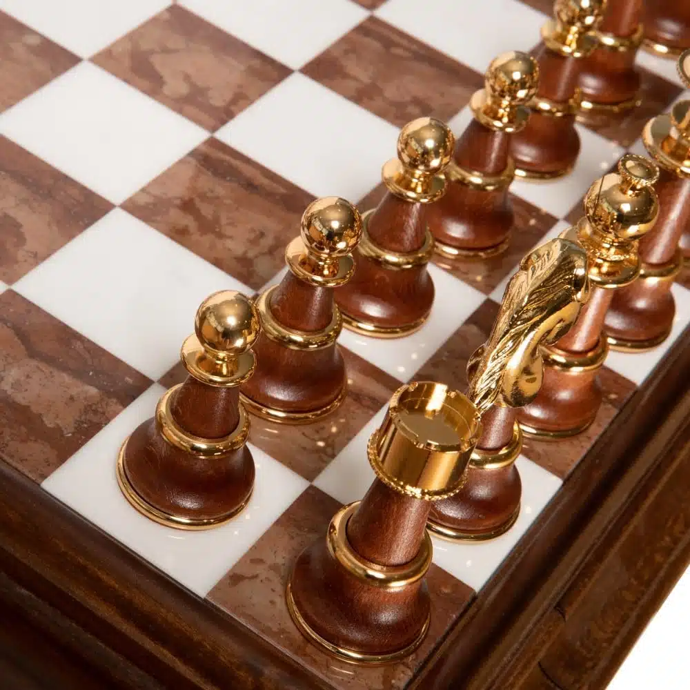 Ensemble Staunton Haut de Gamme Table et Jeu d'Echecs en Bois d'Hêtre et Marbre de Carrare et Albâtre & Bois et Laiton Massif Plaqué Or et Argent – Image 7