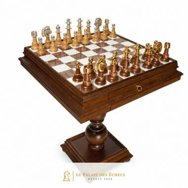 Table d'échecs sur pied tourné avec échiquier en marbre et pièces dorées argentées