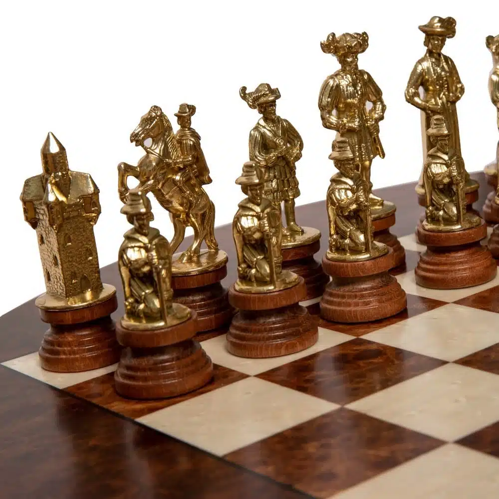 Ensemble "Lanzichenecchi" Table Ronde en Racine de Bruyère & Jeu d'Echecs en Bois et Métal – Image 3