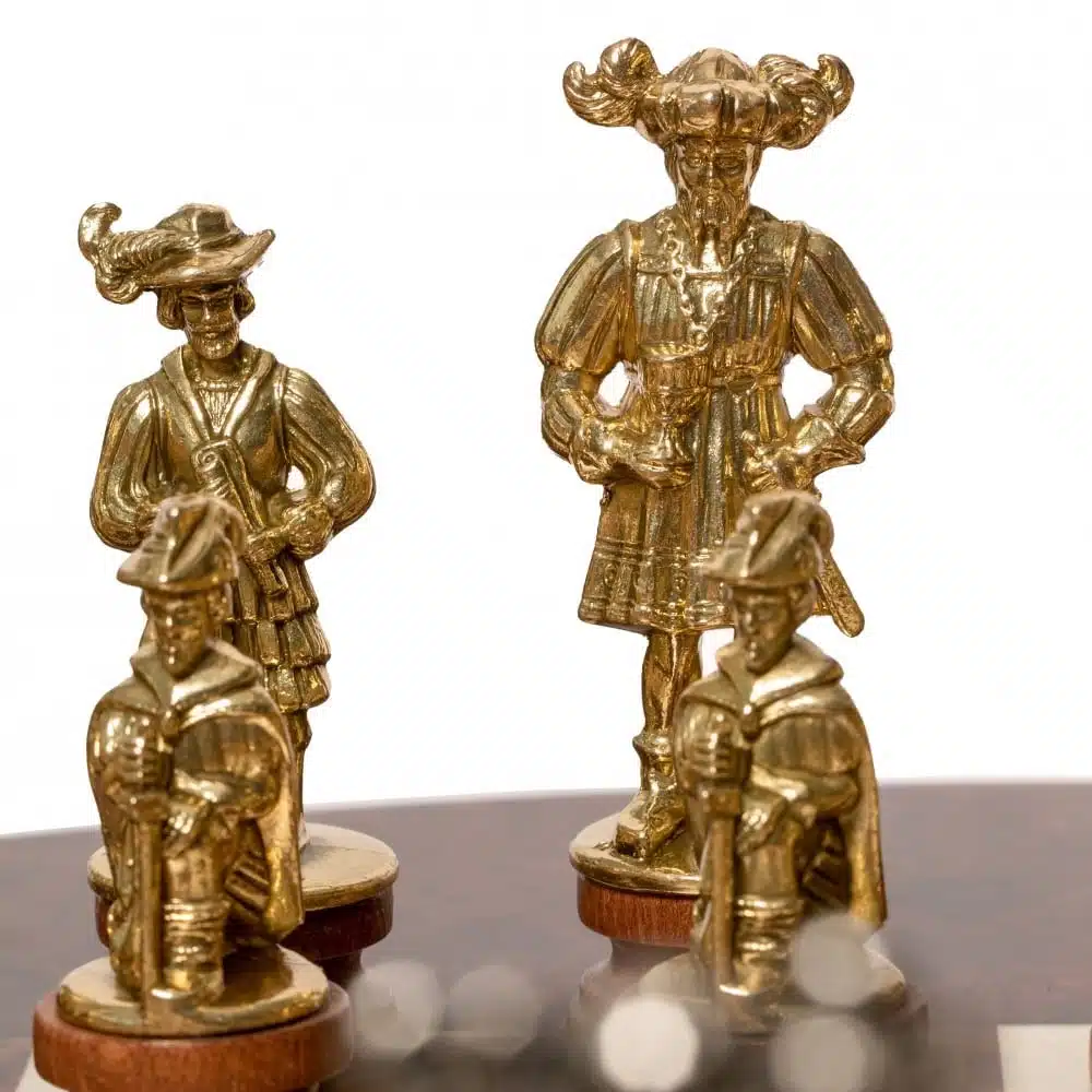 Ensemble "Lanzichenecchi" Table Ronde en Racine de Bruyère & Jeu d'Echecs en Bois et Métal – Image 4