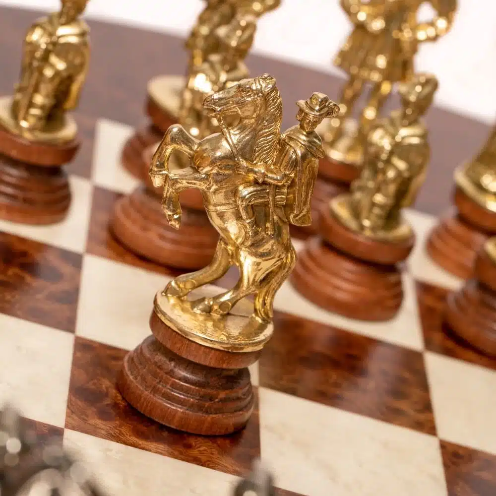 Ensemble "Lanzichenecchi" Table Ronde en Racine de Bruyère & Jeu d'Echecs en Bois et Métal – Image 8