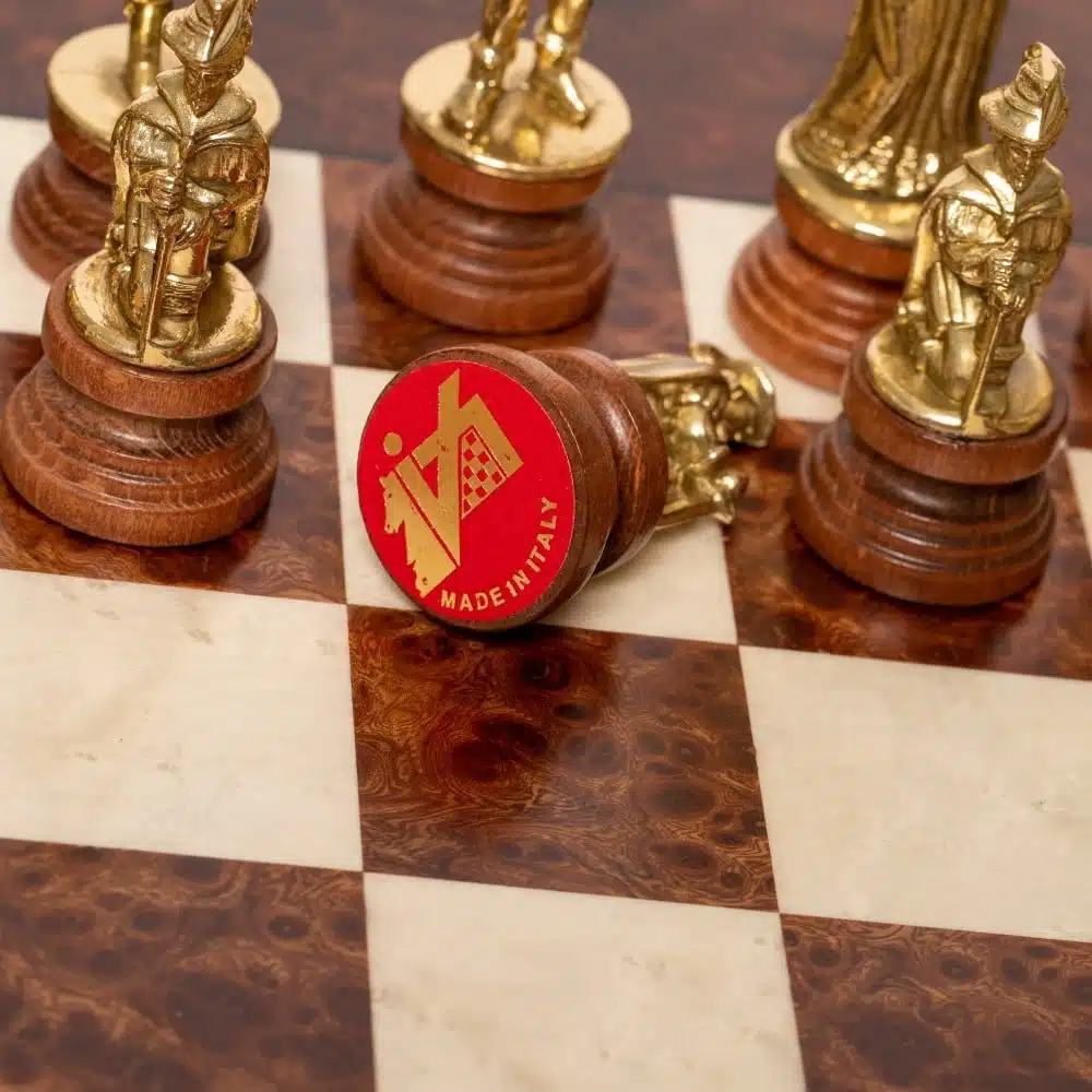 Ensemble "Lanzichenecchi" Table Ronde en Racine de Bruyère & Jeu d'Echecs en Bois et Métal – Image 9