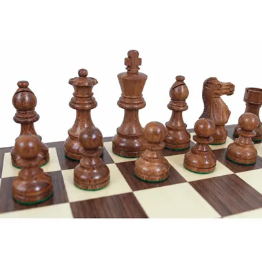 Pièces Classic VII en bois de rose doré : roi, dame, fou et pions sur l'échiquier