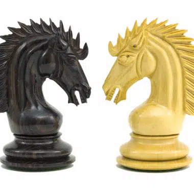 Jeu d'échecs Sheffield en bois de rose, détail des deux cavaliers face à face