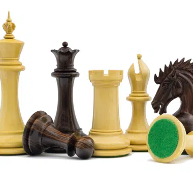 Jeu d'échecs Sheffield en bois de rose, vue rapprochée du roi, de la dame et de la tour