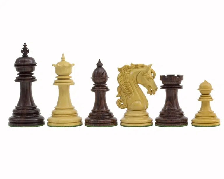 Pièces d'échecs « Porte du Roi » en bois de rose alignées sur fond blanc