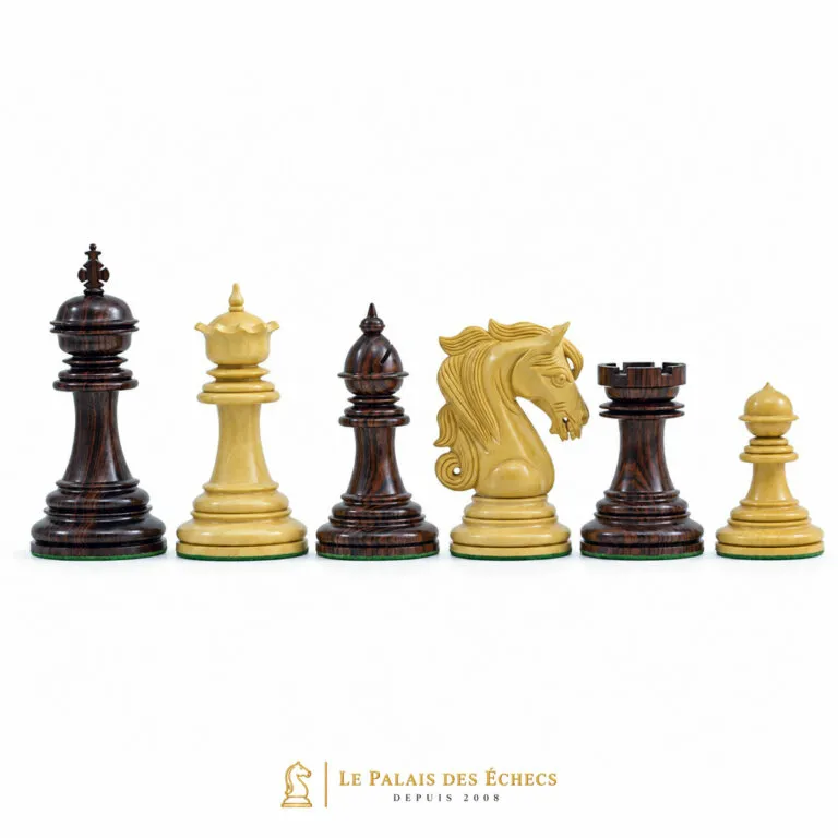 Pièces d'échecs « Porte du Roi » en bois de rose alignées sur fond blanc