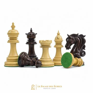 Pièces d'échecs « Porte du Roi » debout et couchées montrant la base feutrée