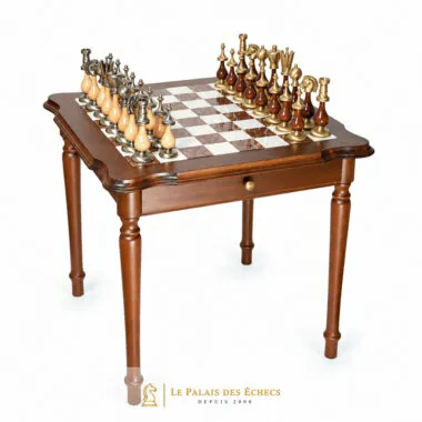 Table de jeu en bois avec échiquier en albâtre et pièces en laiton massif