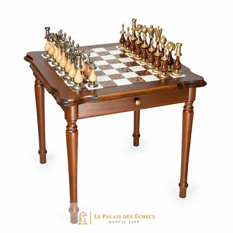 Table de jeu en bois avec échiquier en albâtre et pièces en laiton massif