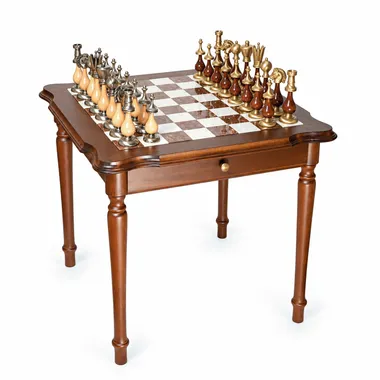 Table de jeu en bois avec échiquier en albâtre et pièces en laiton massif