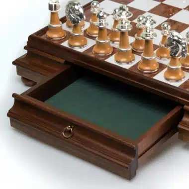 Alternative view of Ensemble Staunton XL III Echiquier sur Pied en Bois Massif et Plateau en Albâtre de Toscane avec Tiroir de Rangement & Jeu d'Echecs en Bois et Laiton Plaqué Or et Argent