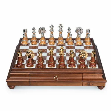 Ensemble Staunton XL III vu de trois quarts avec pièces dorées et argentées en place