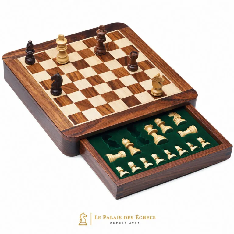 Ensemble magnétique de voyage en bois avec tiroir ouvert et pièces rangées