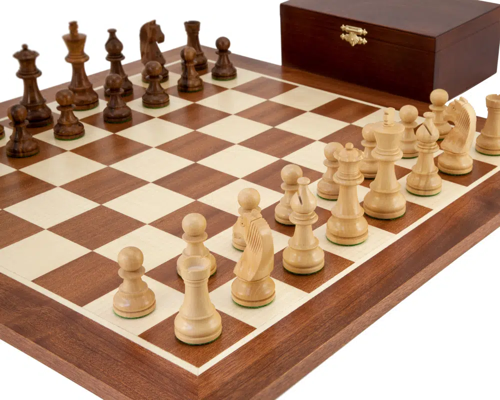 Ensemble Grand Championship Echiquier en Bois d'Erable et Acajou, Jeu d'Echecs en Bois de Rose & Coffret de Rangement en Bois de Bouleau