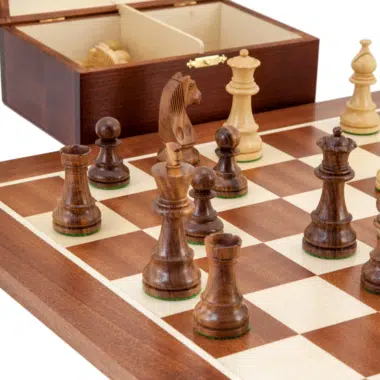Ensemble Grand Championship Echiquier en Bois d'Erable et Acajou, Jeu d'Echecs en Bois de Rose & Coffret de Rangement en Bois de Bouleau