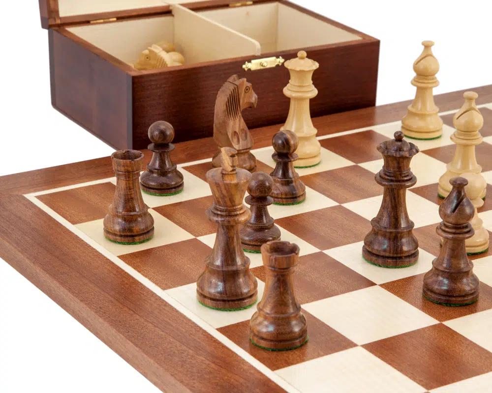 Ensemble Grand Championship Echiquier en Bois d'Erable et Acajou, Jeu d'Echecs en Bois de Rose & Coffret de Rangement en Bois de Bouleau