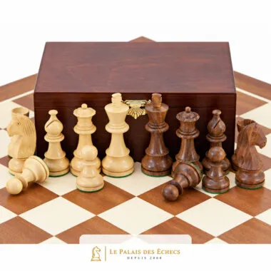 Pièces en bois clair et foncé alignées de part et d'autre du coffret de rangement fermé