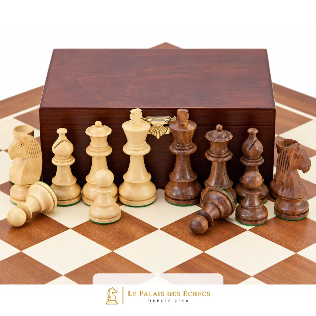 Pièces en bois clair et foncé alignées de part et d'autre du coffret de rangement fermé