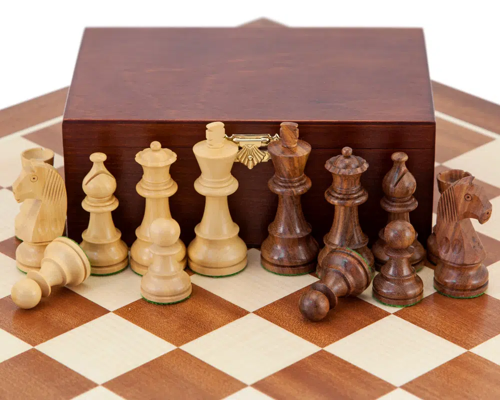 Ensemble Grand Championship Echiquier en Bois d'Erable et Acajou, Jeu d'Echecs en Bois de Rose & Coffret de Rangement en Bois de Bouleau