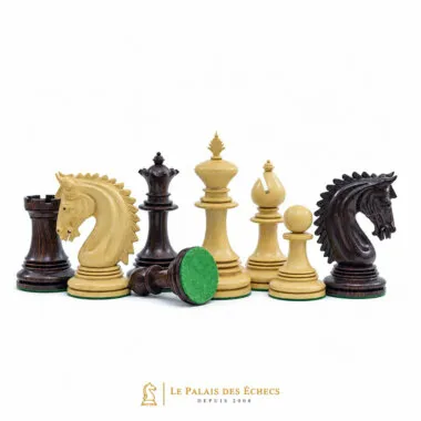 Pièces d'échecs Lemington debout avec base en feutrine verte visible