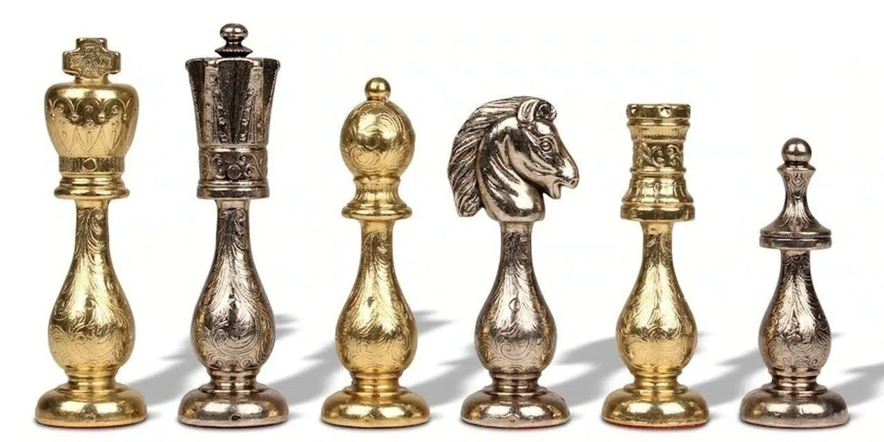 Ensemble Oriental Echiquier  en Bois de Noyer et d'Erable avec Compartiment de Rangement & Jeu d'Echecs en Laiton – Image 8