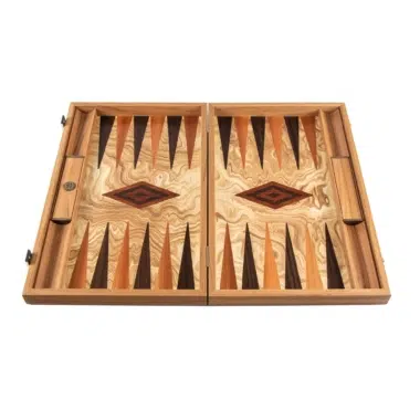Backgammon en bois d'olivier ouvert, vue d'ensemble avec supports latéraux visibles