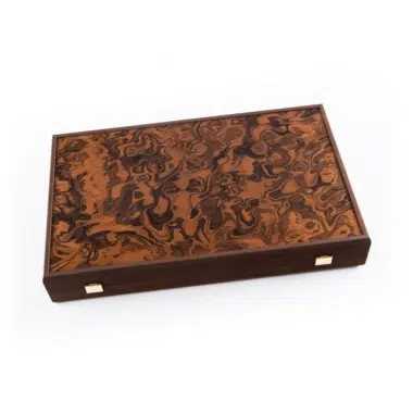 Coffret de backgammon fermé en racine de noyer de Californie, vue d'ensemble
