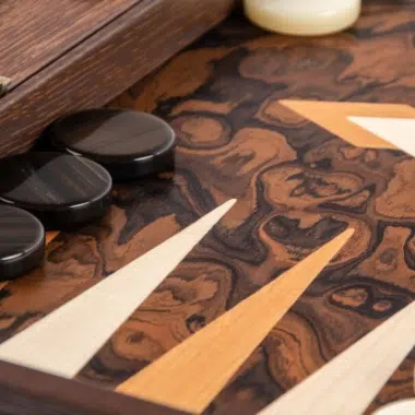 Pions noirs et flèches en bois du plateau de backgammon en racine de noyer