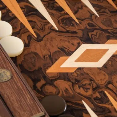 Détail de la marqueterie en racine de noyer et des pions du backgammon