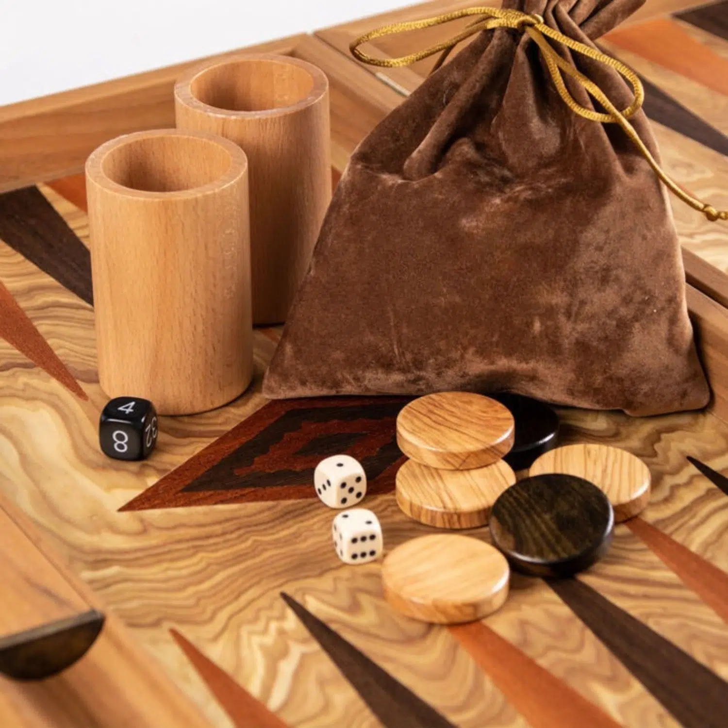 Backgammon en bois d'olivier, gobelets à dés, dés et pochette en velours assortis