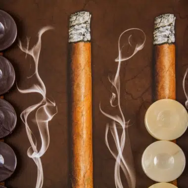 Backgammon Design Cigare Robusto, mise en situation des pions clairs et foncés avec cigares